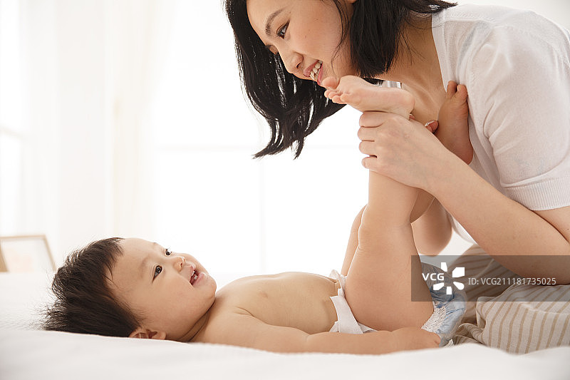 妈妈和宝宝玩耍图片素材