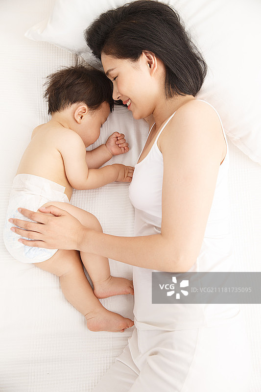 妈妈陪宝宝睡觉图片素材