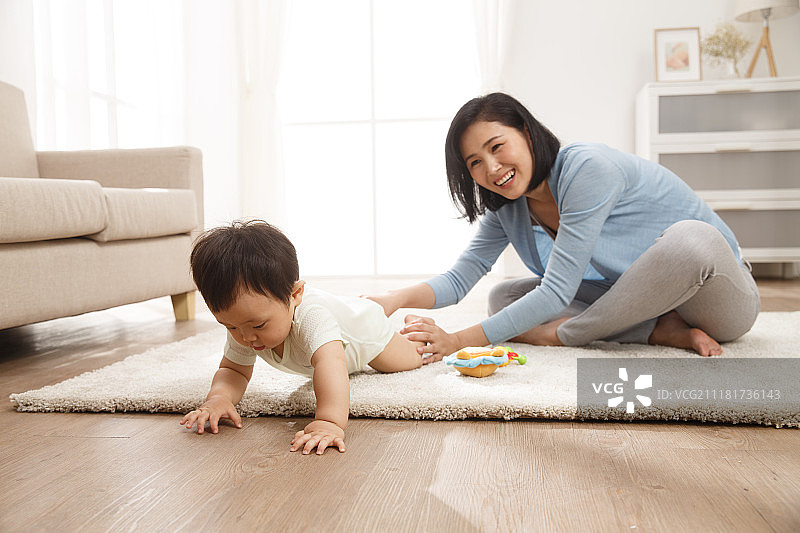 妈妈陪宝宝玩耍图片素材
