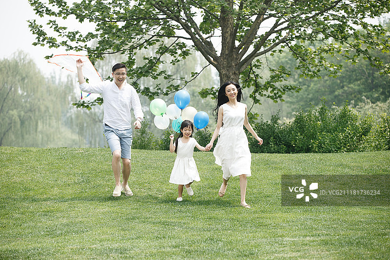 一家三口在草地上玩耍图片素材