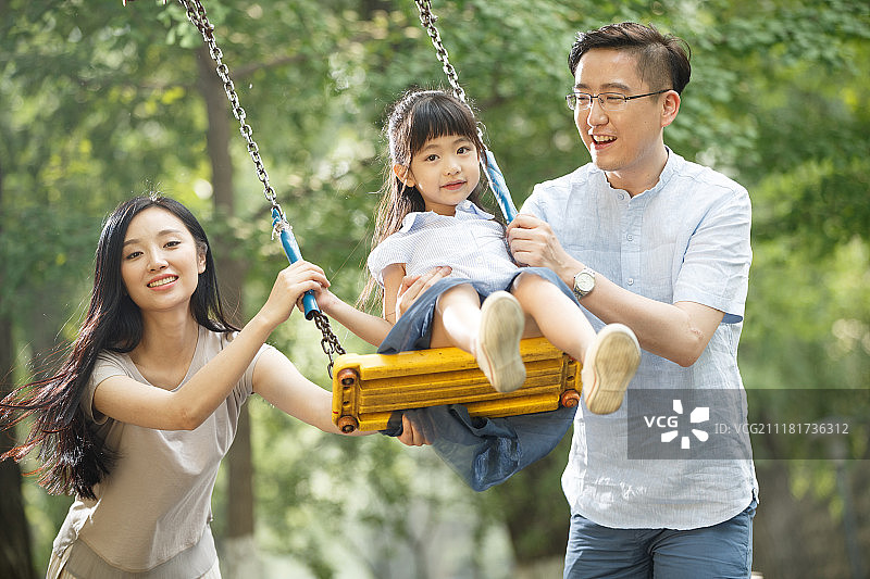 幸福家庭正在荡秋千图片素材