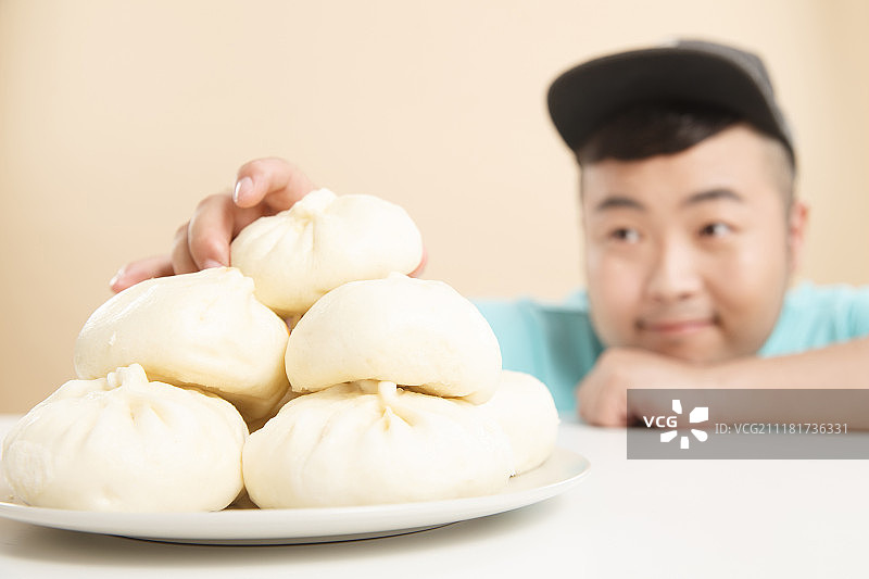 小胖子吃包子图片素材