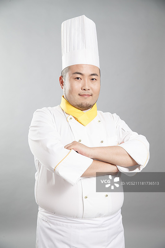 自信的年轻胖厨师图片素材