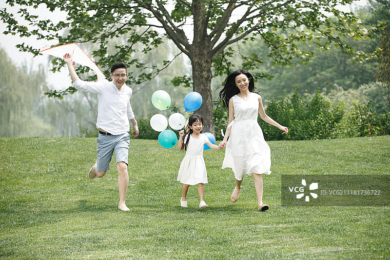 一家三口在草地上玩耍图片素材