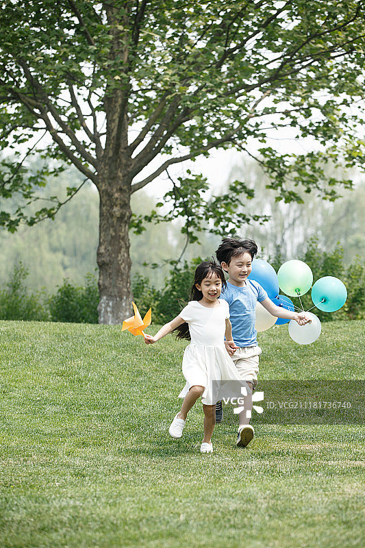 可爱的男孩女孩在户外玩耍图片素材