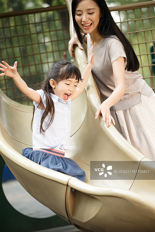 小女孩和母亲在滑滑梯图片素材