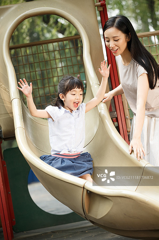 小女孩和母亲在滑滑梯图片素材