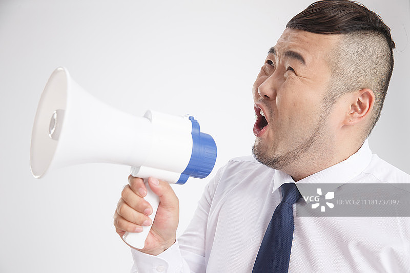 商务胖男人拿着扩音器图片素材