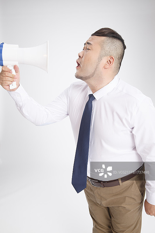 商务胖男人拿着扩音器图片素材
