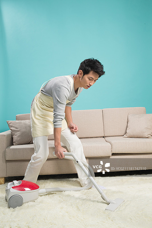 青年男人做家务图片素材