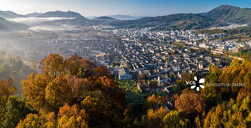 航拍 安徽黄山 宏村 秋色晨雾图片素材