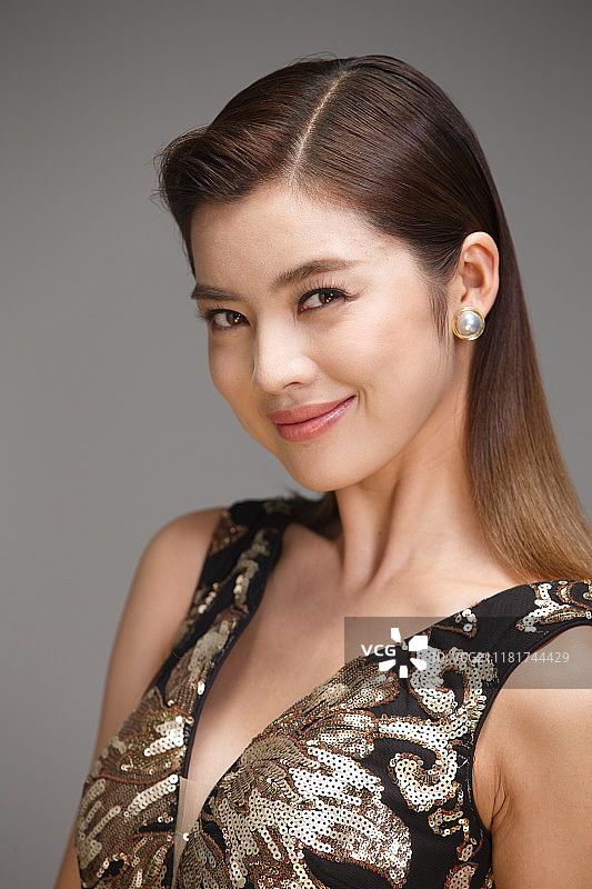 身穿晚礼服的优雅女性图片素材