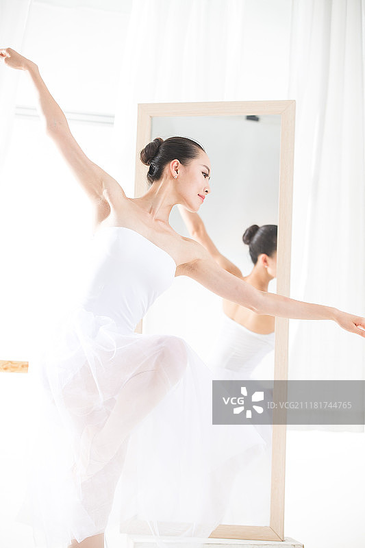 青年女人在跳芭蕾舞图片素材