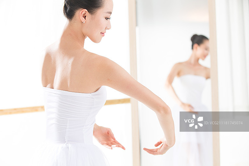 青年女人在跳芭蕾舞图片素材