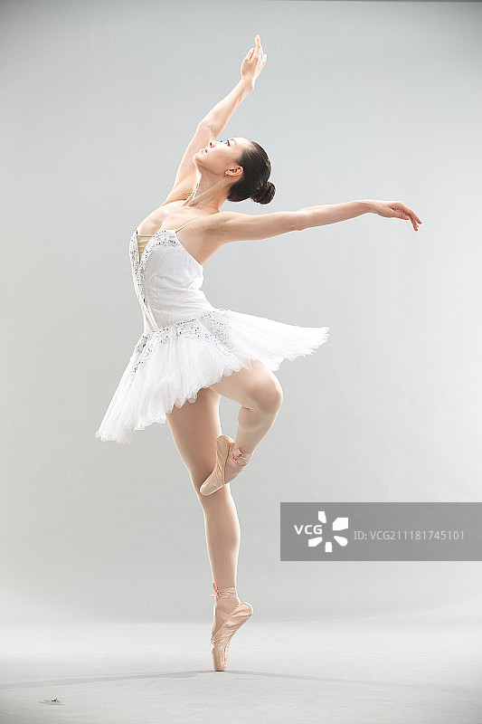 青年女人在跳芭蕾舞图片素材