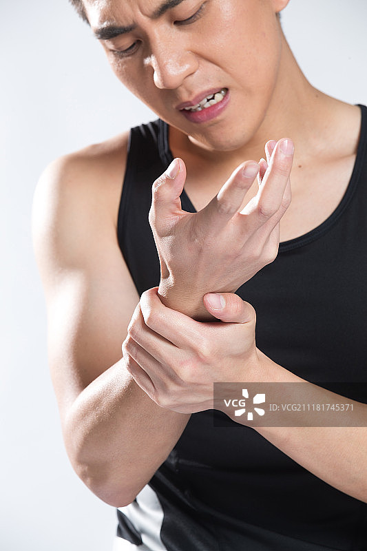 青年男人手疼图片素材