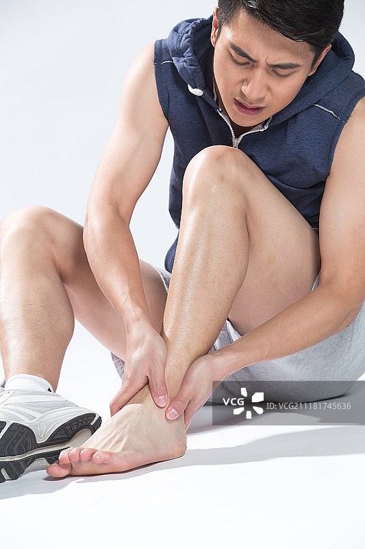 青年男人脚疼图片素材