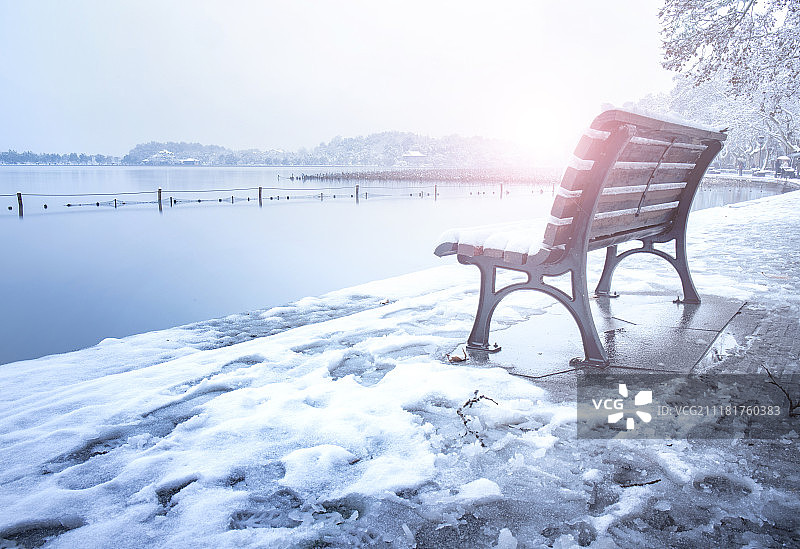冬日湖边的长凳图片素材