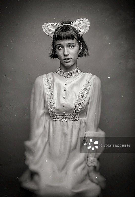 身穿复古连衣裙的女孩肖像图片素材