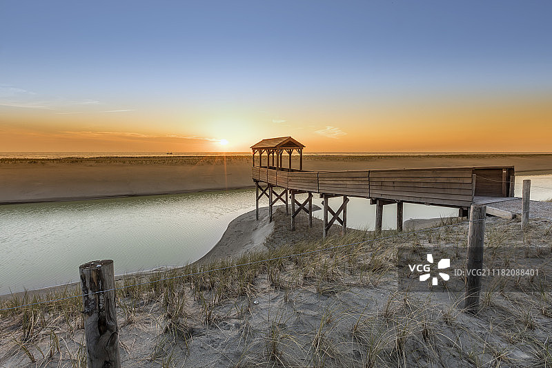 北海沙丘日落时的了望塔图片素材