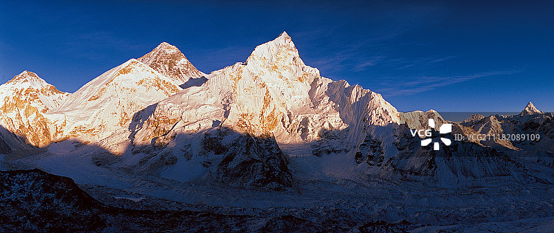 从卡拉帕塔看珠穆朗玛峰和努子峰图片素材