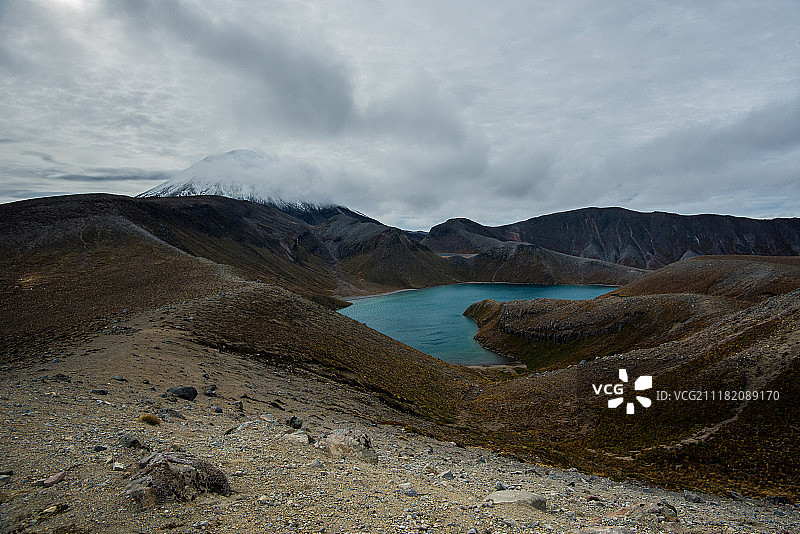 在瑙鲁赫火山的阴影下图片素材