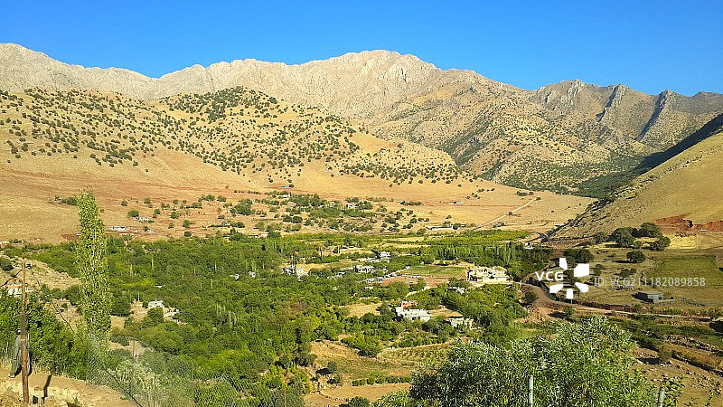 群山环绕的山谷城镇风光图片素材