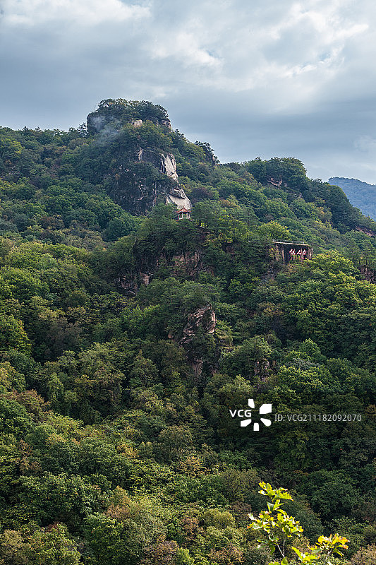 中国吉林集安五龙山云雾山水风光图片素材