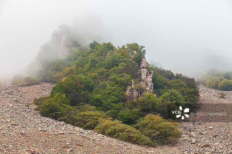 中国吉林集安五龙山云雾山水风光图片素材