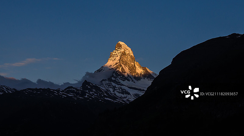 清晨的马特洪峰图片素材