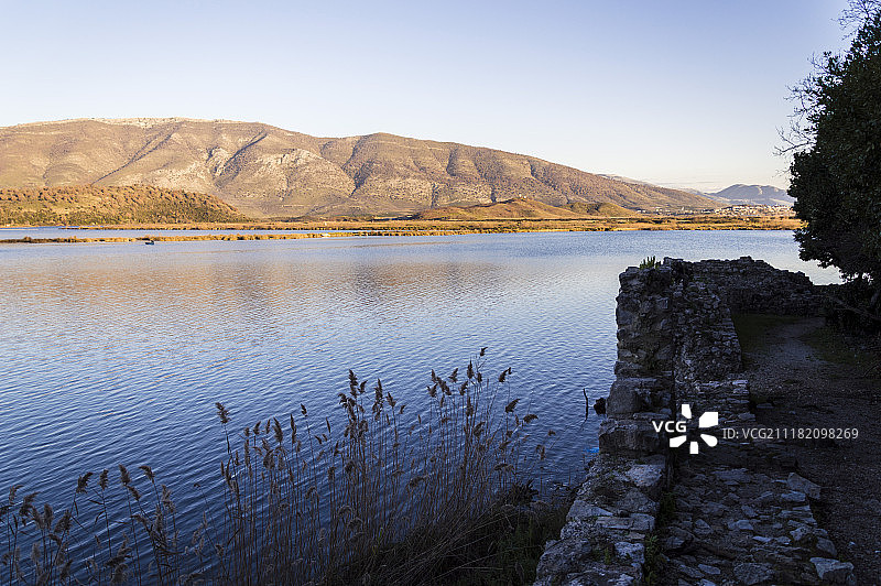 湖岸山景与古遗址图片素材
