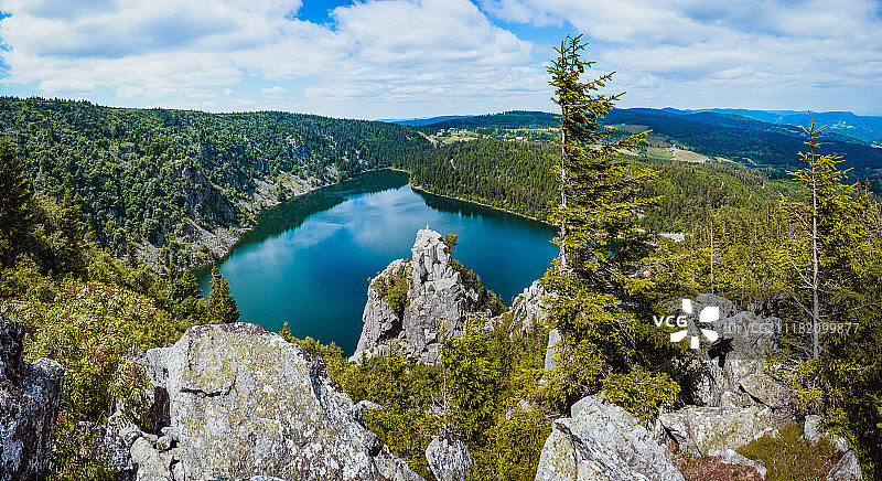 森林与湖泊的风景图片素材