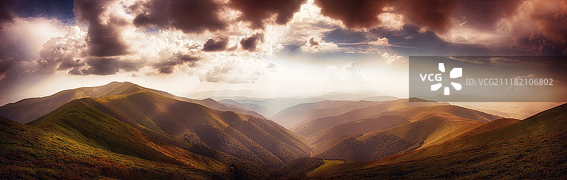 群山日出与阴郁天空图片素材