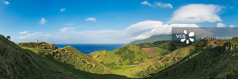 巴坦：飞碟云下的绵延山丘（全景）图片素材