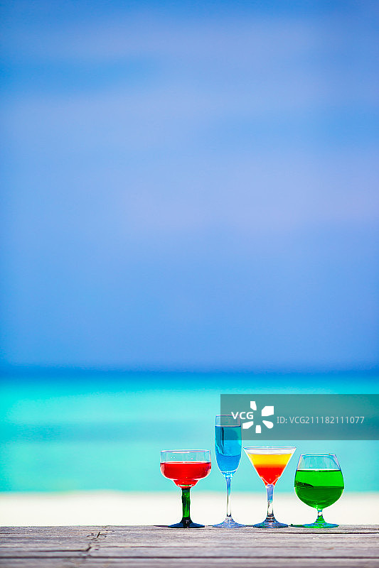 异国情调度假村户外咖啡馆背景下的彩色异国风味鸡尾酒图片素材