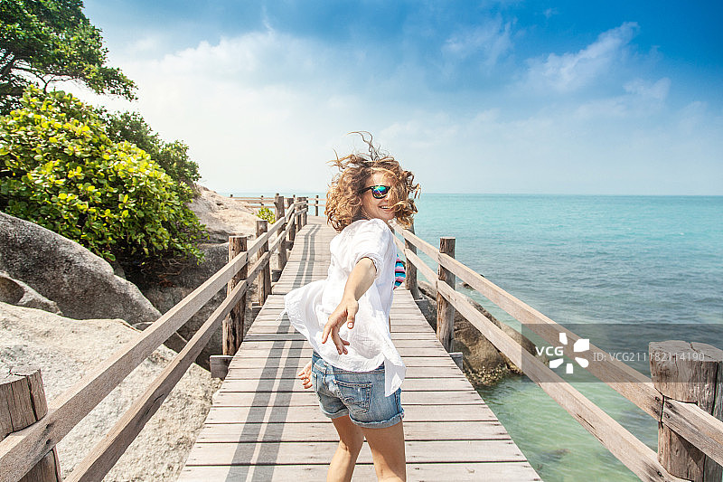 岩石海岸码头上的快乐女人图片素材