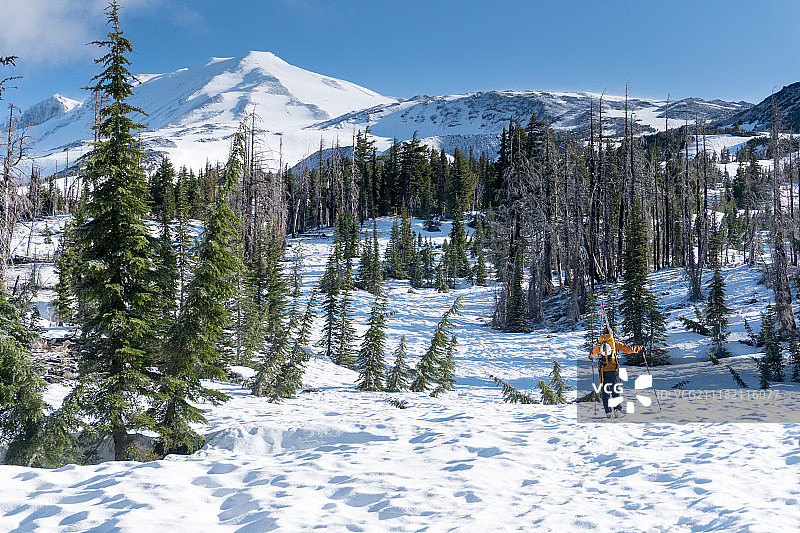 亚当斯山滑雪登山图片素材