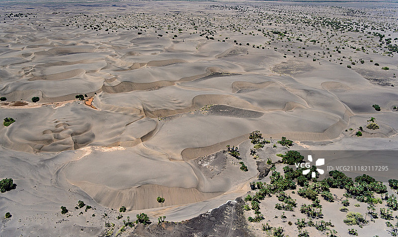 航拍起伏沙丘景观图片素材