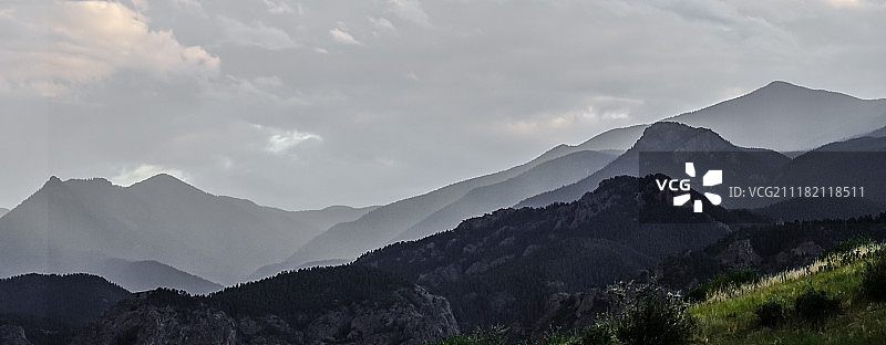 雾气升腾的景色图片素材