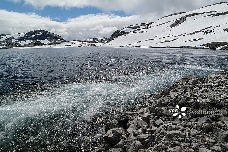 水与雪：奥萨山脉图片素材