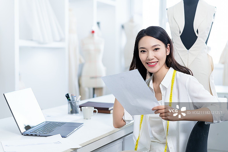 年轻女服装设计师图片素材