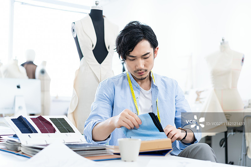 年轻男服装设计师图片素材
