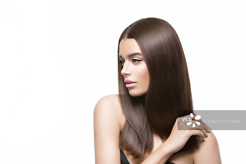 白色背景下留棕色直发的女人肖像图片素材