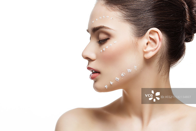 面部有彩绘的女子肖像图片素材