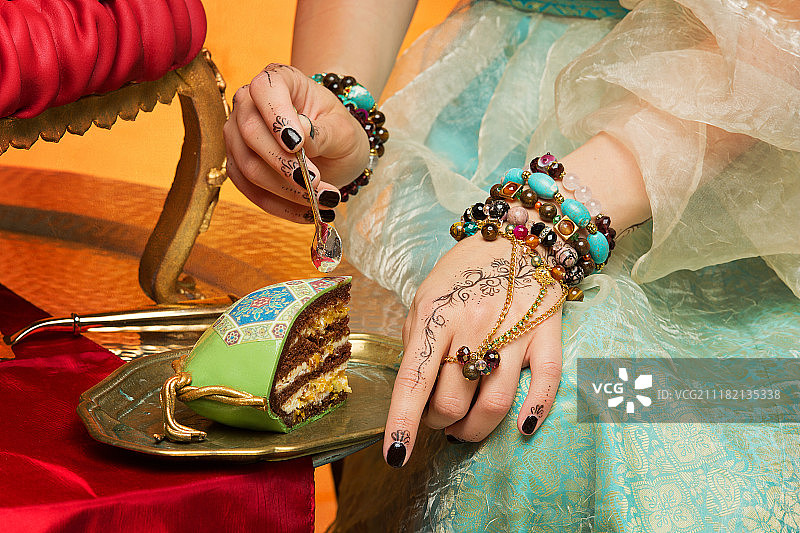 女子手拿蛋糕片图片素材