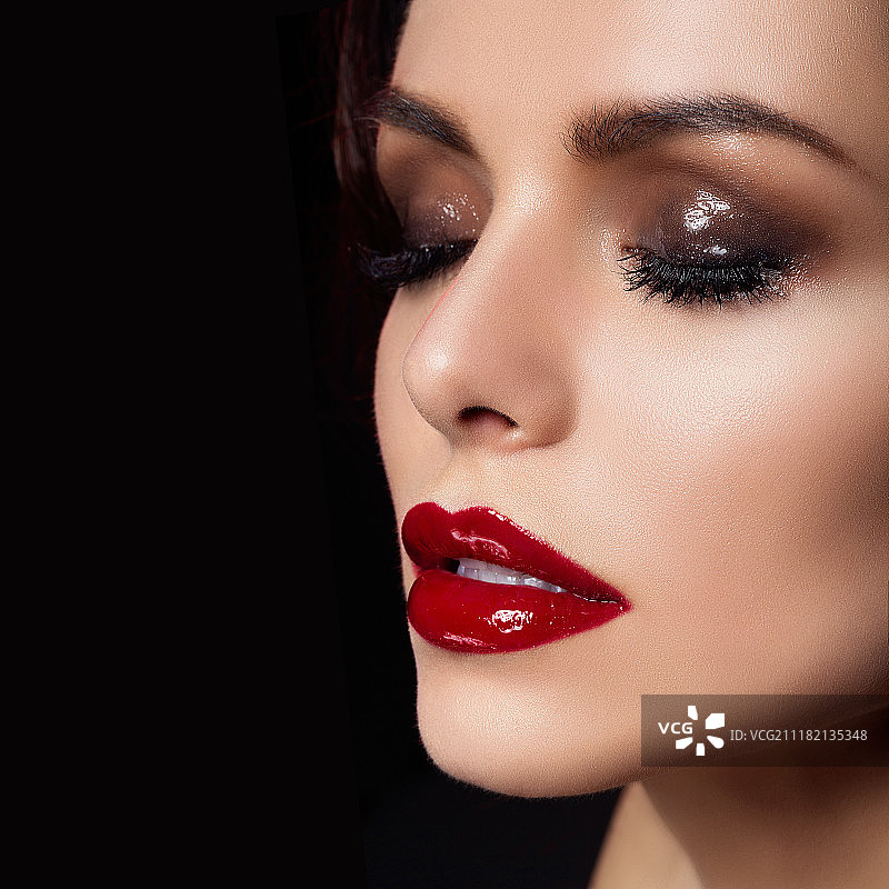 年轻女人的面部特写图片素材