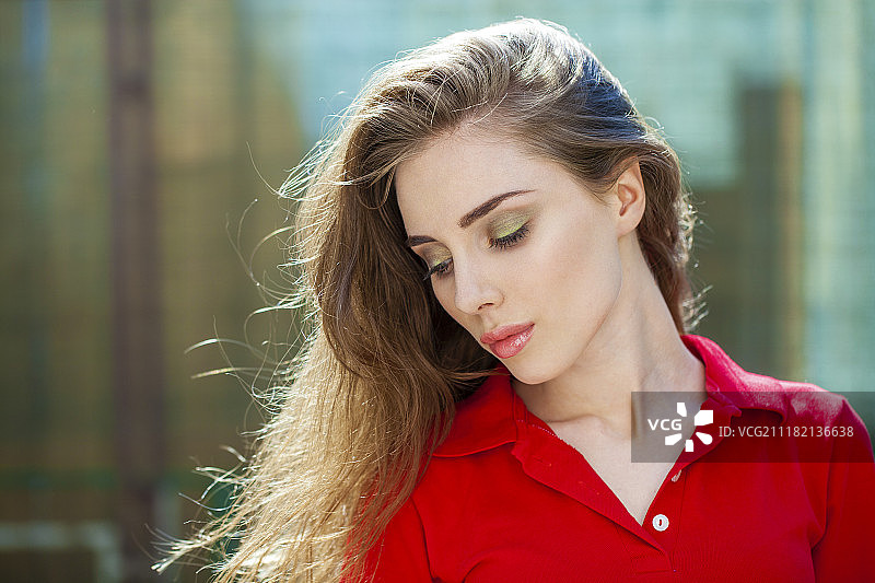 穿着红色 Polo 衫的女人肖像图片素材