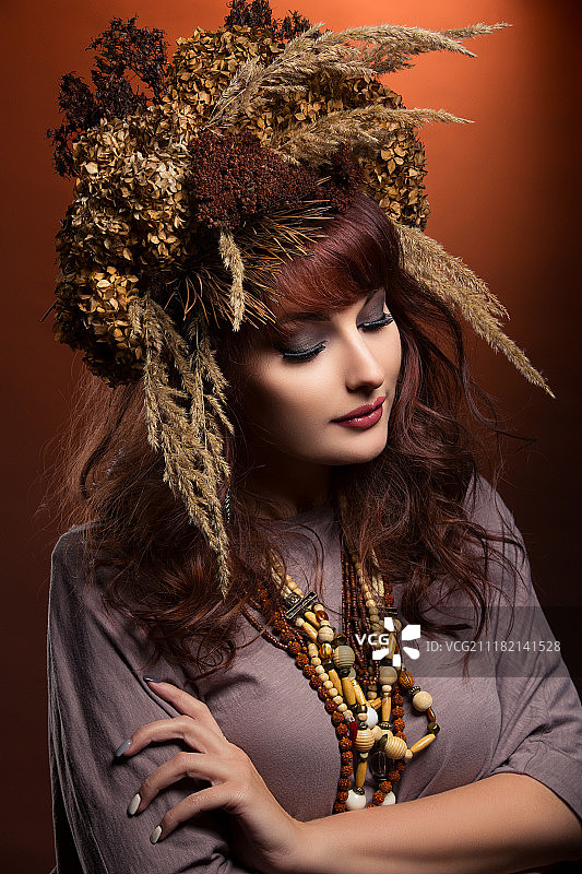 棕色头发的年轻女子肖像图片素材