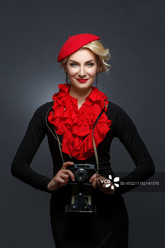 手持相机的金发女子肖像图片素材