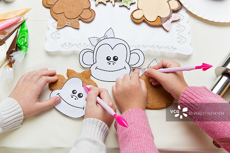 孩子们制作圣诞姜饼图片素材
